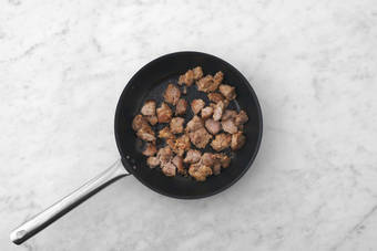 Saltea las verduras y el cerdo