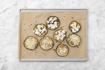 Agrega el queso sobre la berenjena