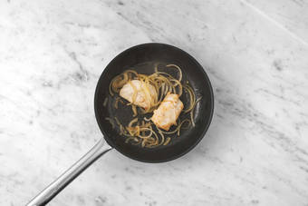 La poêle prend le relais