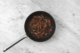 Cuire la carne asada