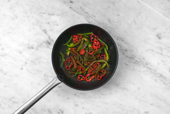 Fajita-Gemüse braten