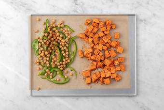 Kichererbsen und Peperoni dazugeben