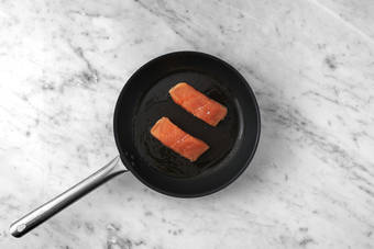 Lachs anbraten