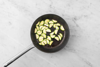 Zucchini braten