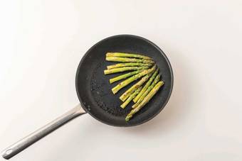Cook the asparagus 