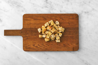 Make the garlic croutons