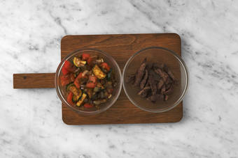 Saltea la ternera y las verduras