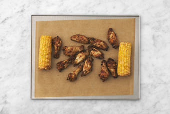 Hornea las alitas y el maíz