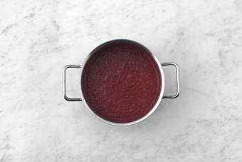 Prepara la crema y cocina la ternera