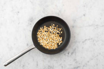 Prepara la salsa de almendras