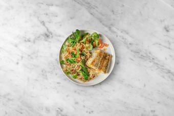 Prepara el aderezo y emplata