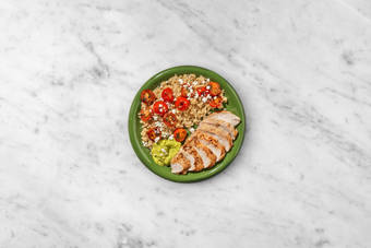 Cocina el pollo y emplata