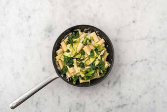 Combina la pasta y la salsa