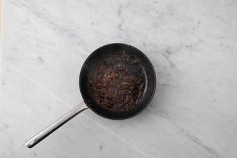 Cuocere le cipolle caramellate