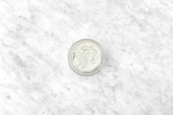 Preparare la salsa yogurt e tostare le tortillas