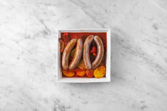 Bag pølse- og grøntsagsgryde