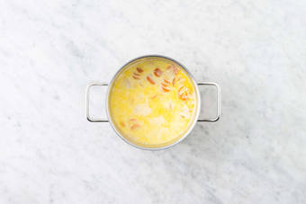 Añade el caldo y cocina