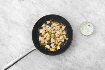 La poêle prend le relais