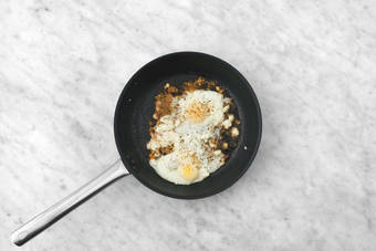 Cuire l'œuf au plat