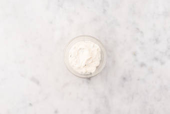 Make garlic sauce and dress spinach