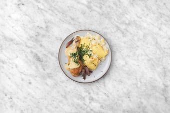 Touche final avant le service 