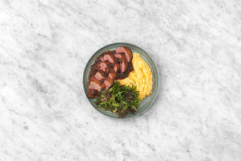 Tout le monde à table !