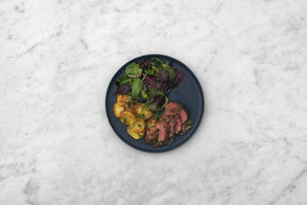 Tout le monde à table !