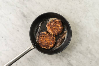 Cook the patties & halloumi