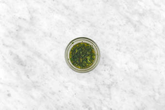 Prepara la salsa y cocina la ternera