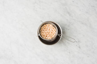 Bohnen in den Topf geben