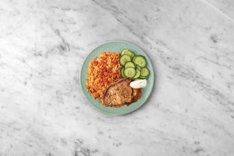 Schnitzel braten und Anrichten