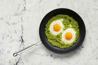 Cook pesto eggs