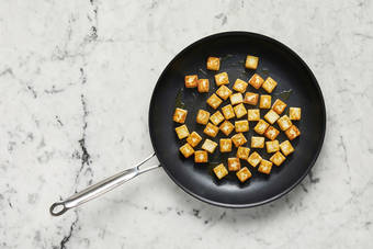 Fry halloumi and start tomato sauce