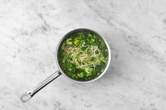 Kok nudler og brokkoli