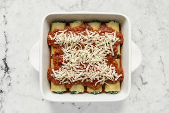 Assemble cannelloni 