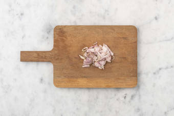 Émincer l'échalote