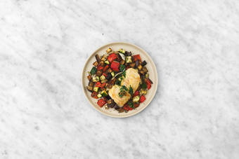 Prepara el aceite de perejil y emplata