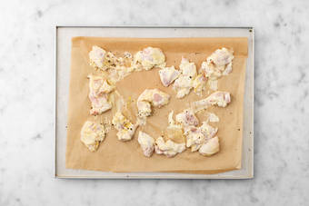 Sazona y hornea el pollo