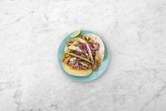 Monta los tacos y disfruta