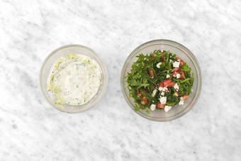 Gör tzatziki och sallad