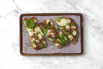 Farcire la pinsa e disporre nei piatti