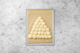 Assemble the Christmas tree