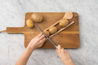 Forbered hasselback kartofler