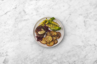 Tout le monde à table !