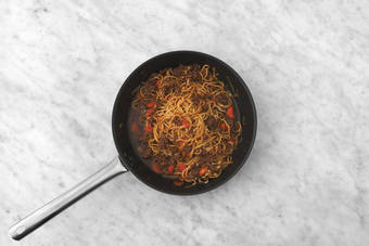 Tout s'emmêle à la poêle