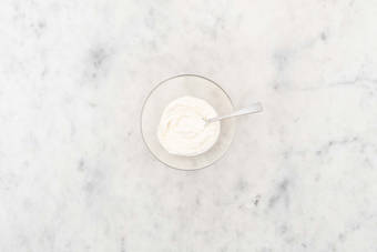 Crème fraîche-Mischung zubereiten