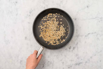 Sonnenblumenkerne rösten