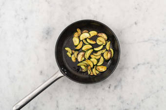 Zucchini braten