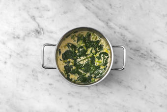 Spinat zur Sauce geben