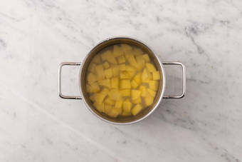 Kartoffeln und Brokkoli garen